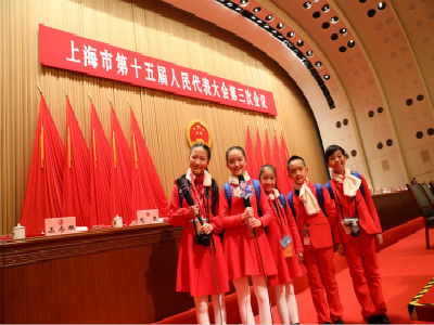 兩(liǎng)會(huì)現(xiàn)場(chǎng)看小熒星小記者大展身手