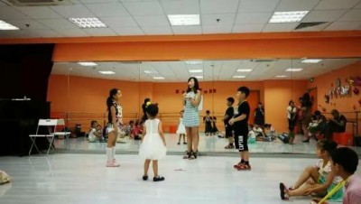 「小候鳥俱樂部」來(lái)到小熒星體驗(yàn)藝術(shù)課程