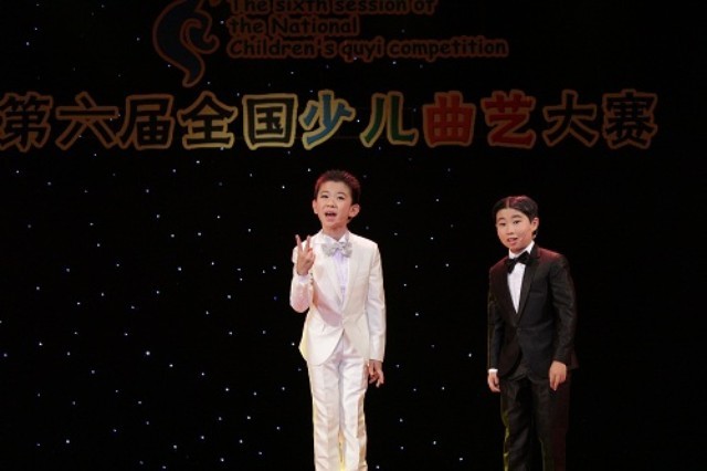 小熒星相聲《拼爺》榮獲2014年全國(guó)少兒曲藝大賽相聲類(lèi)第一名