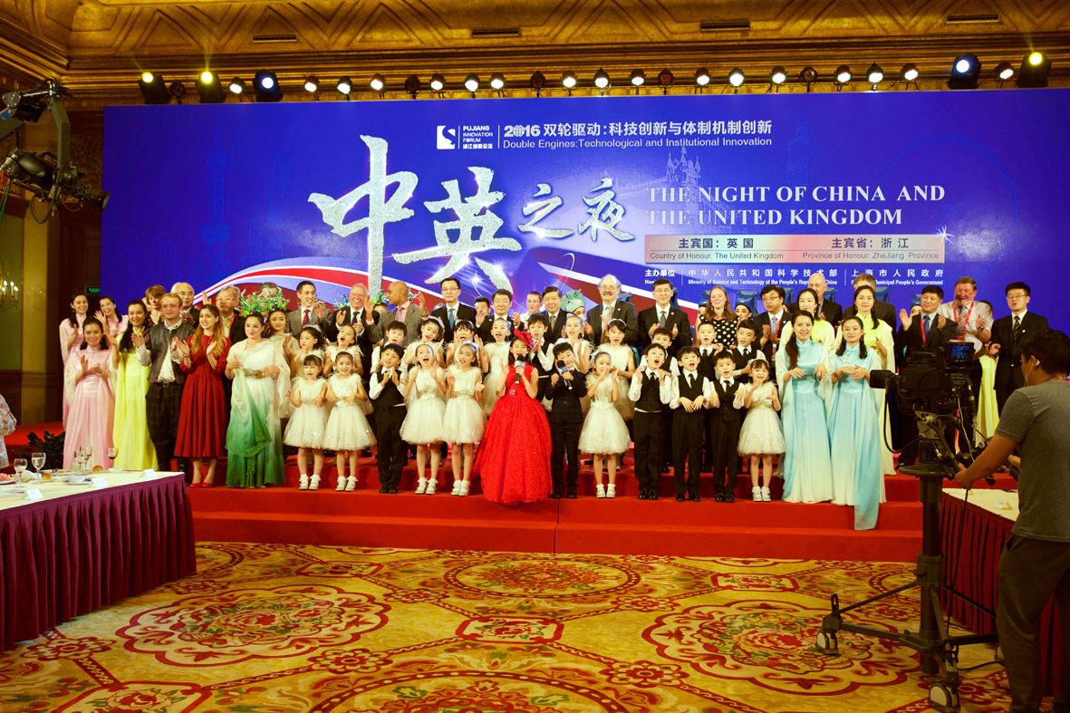 小熒星歌舞團(tuán)壓軸獻(xiàn)演「中英之夜」晚宴得到市領(lǐng)導(dǎo )與國(guó)際友人高度讚賞