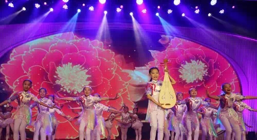 小熒星藝術(shù)團(tuán)獻(xiàn)演第21屆「藍(lán)天下的至愛(ài)」啟動(dòng)儀式
